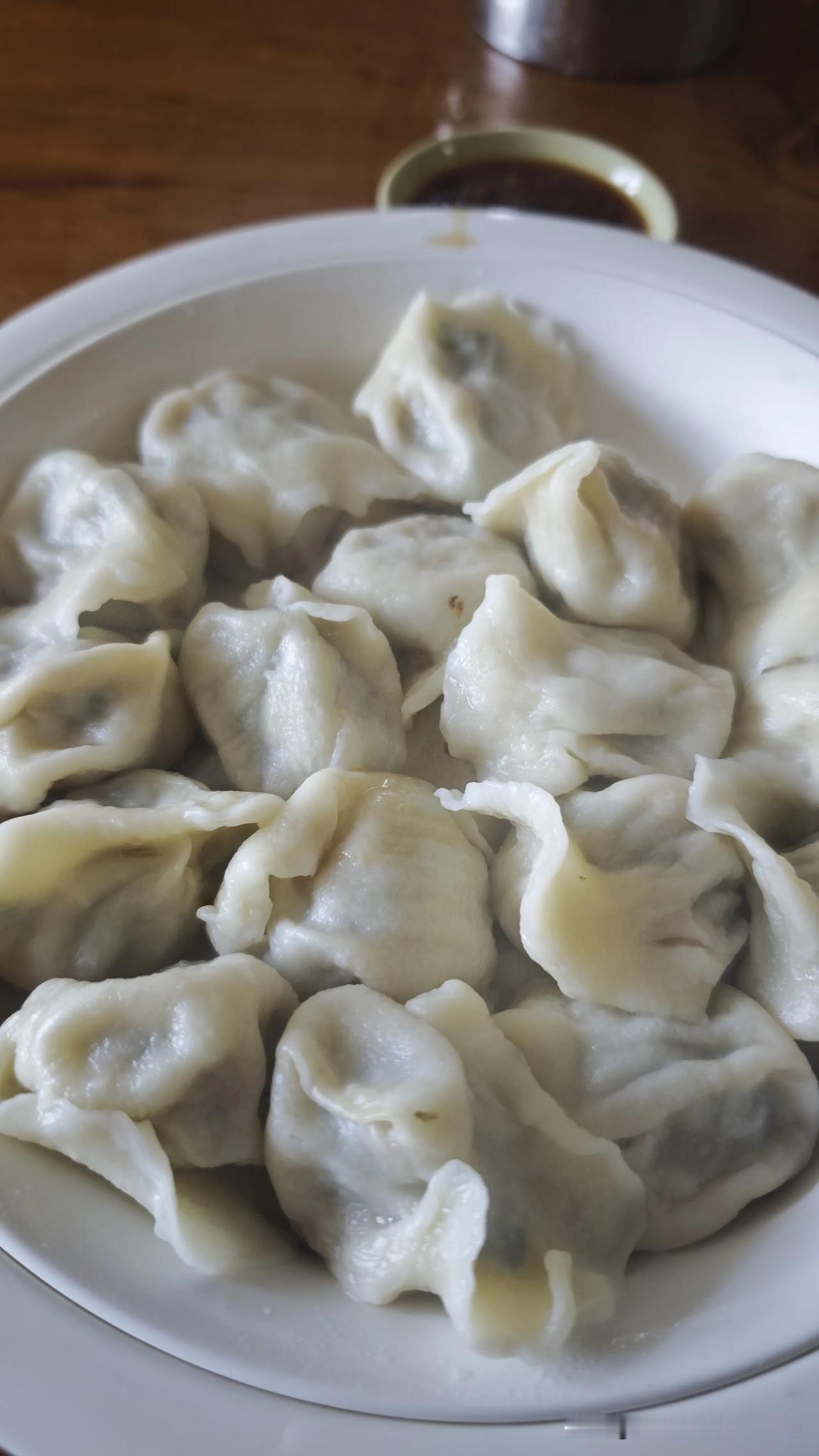 喜欢去苍蝇馆子吃饭。

​节省时间、味道好坏倒在其次，关键的是一盘饺子没吃完，能