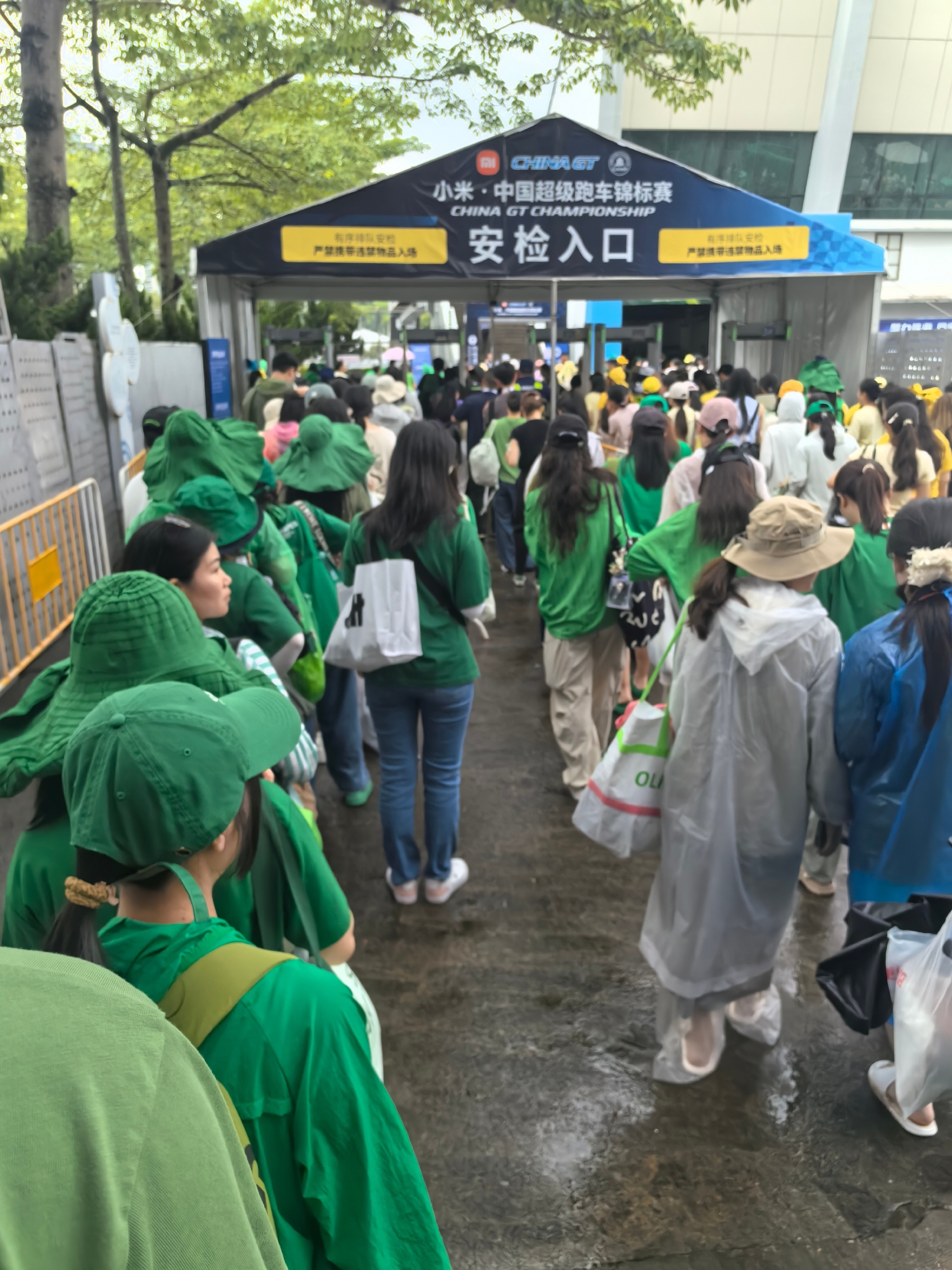 王一博王一博珠海赛场王一博与粉丝雨中双向奔赴85racing 风雨无阻双向奔赴准