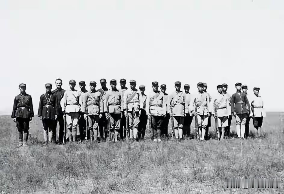 这是美国记者埃德加·斯诺于1936年在宁夏与安顺场强渡大渡河的勇士们的合影。
当