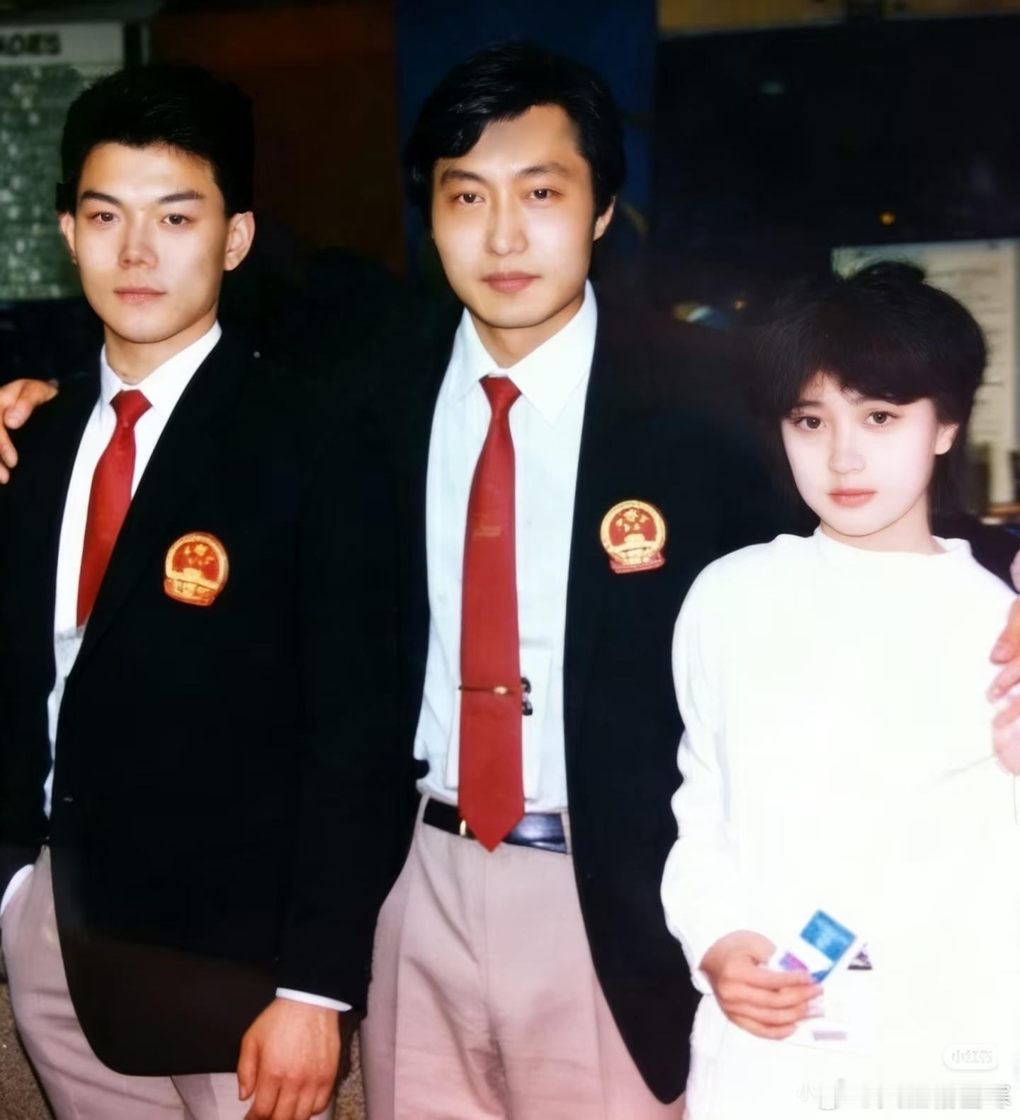 1988年卡尔加里冬奥会中国双人滑选手李为(左一)/梅志滨(右一)和他们的教练姚