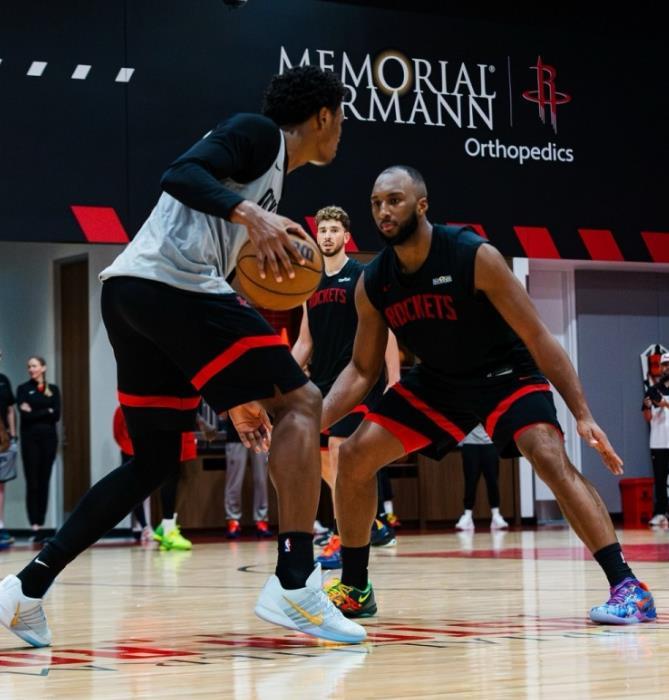 上赛季火箭队就是著名的不会打关键球的球队，而现在火箭队在加时赛里的表现更加的让人