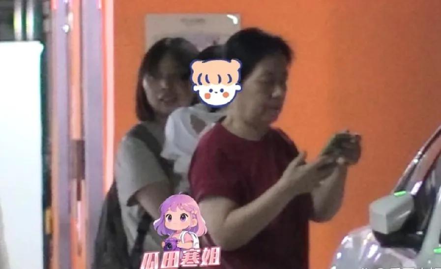 王鸥女儿疑曝光？婚姻育儿传闻再添新料
 
近日，关于王鸥的猛料一个接一个！先是有