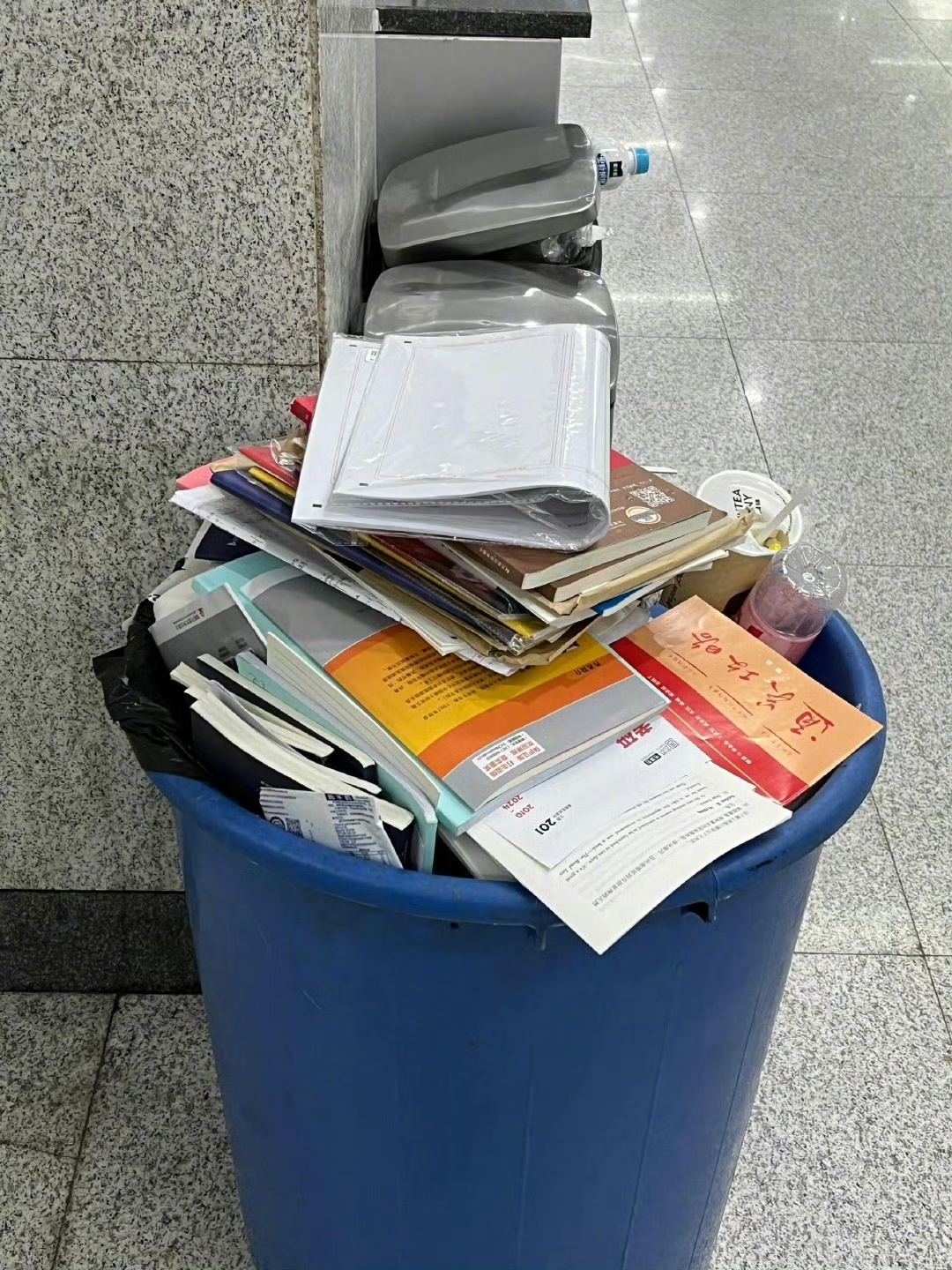 考研结束后的图书馆 看似空空荡荡，实则是已经结束了一场旅程！希望各位已经参加完考