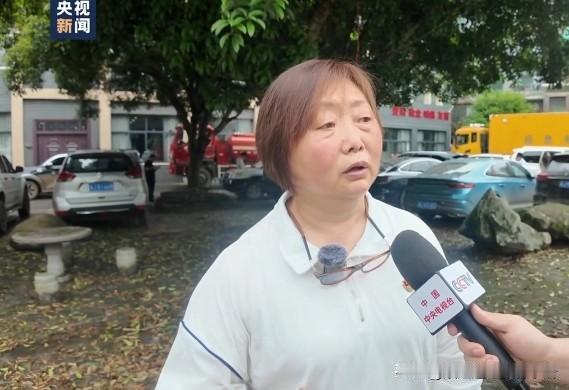 央视力挺石门县龙池河村女支书。
女书记面对记者大方展示自己的“金耳环”，这对耳环