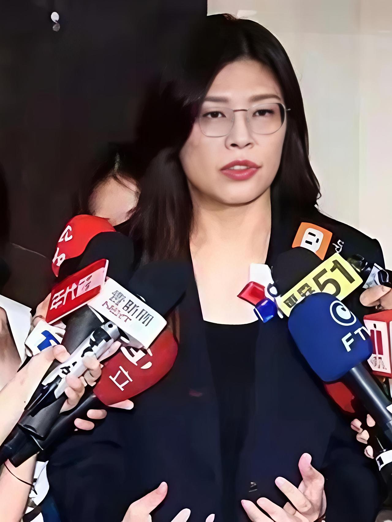 我阿姨做人力资源二十几年，看人贼准。
当初郑丽文来大陆交流，听完她全程发言，阿姨