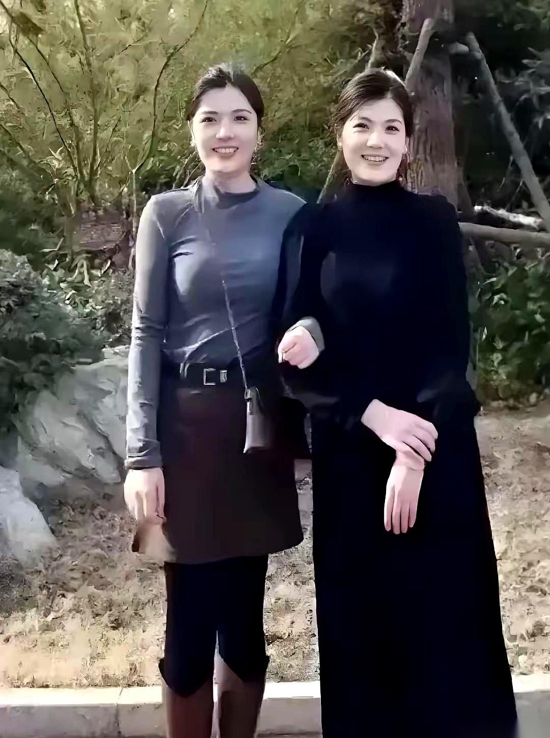 一张合照递到我面前。
朋友指着问，哪个是妈？
我扫了一眼，左边那个。斩钉截铁。那