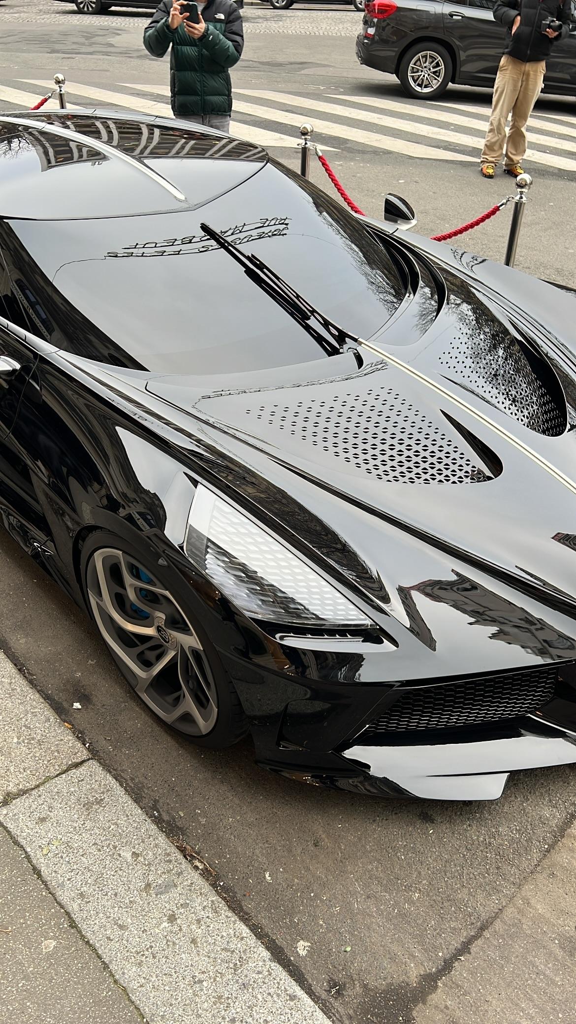 法国🇫🇷巴黎街头惊现Bugatti La Voiture Noir...