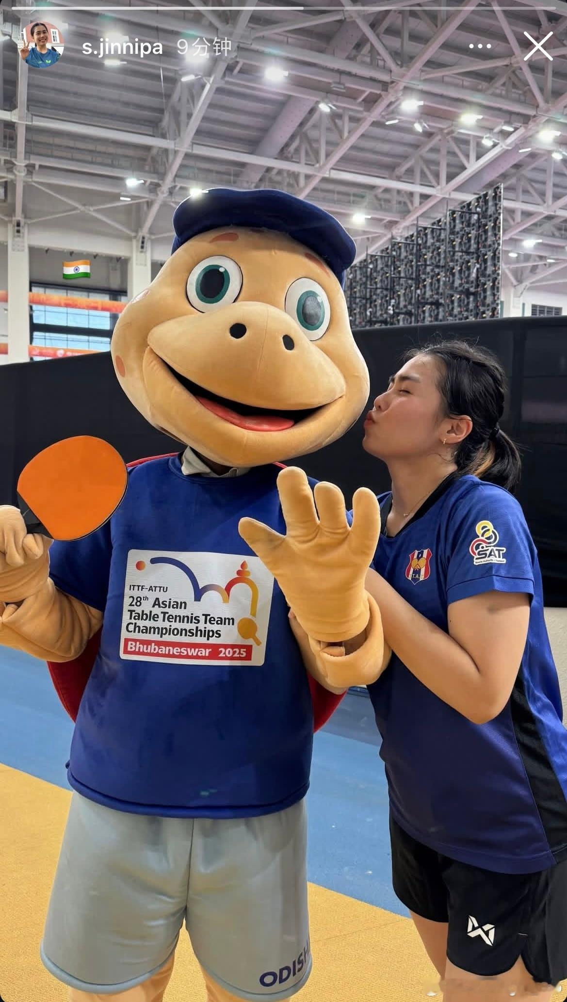 瑾尼帕与印度亚锦赛吉祥物Olly合影📸️ ​​​