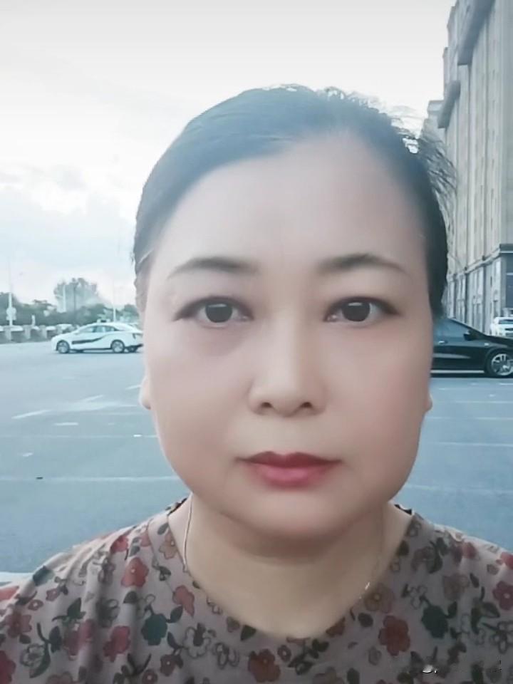 复诊
一早，老伴张罗回广场的家，回去喂鱼。
我就和他一起回广场，正好我打算去医院