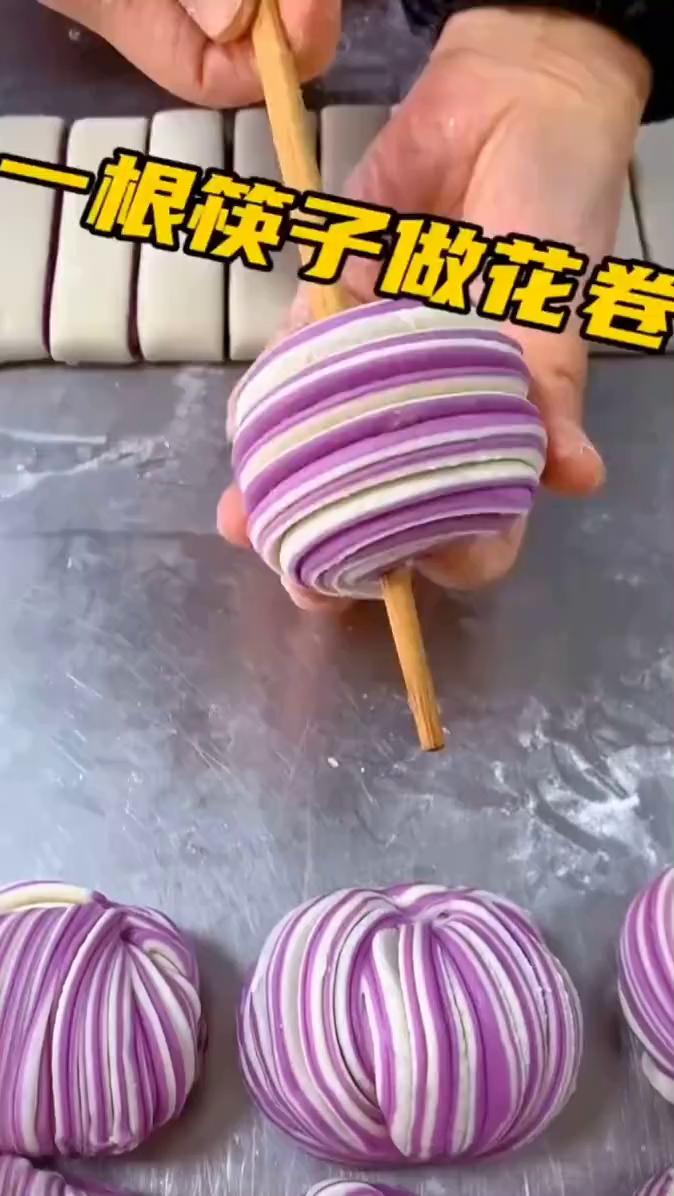 一根筷子做花卷。