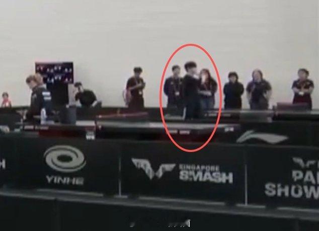 WTT新加坡现场视频：Theshy在场馆内挥拍打乒乓热身🏓 LOL职业选手Th