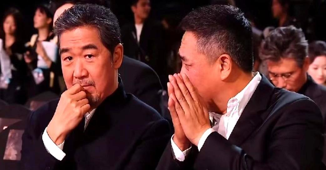 星光大赏上老戏骨集体打瞌睡？这画面看着又好笑又心酸。

说的是2025年1月4日