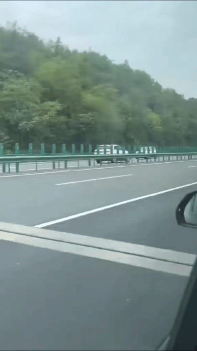 牛，真牛！国庆男子高速掉头又逆行，后面的大货车吓得轮胎都刹冒烟才惊险地避过小车，