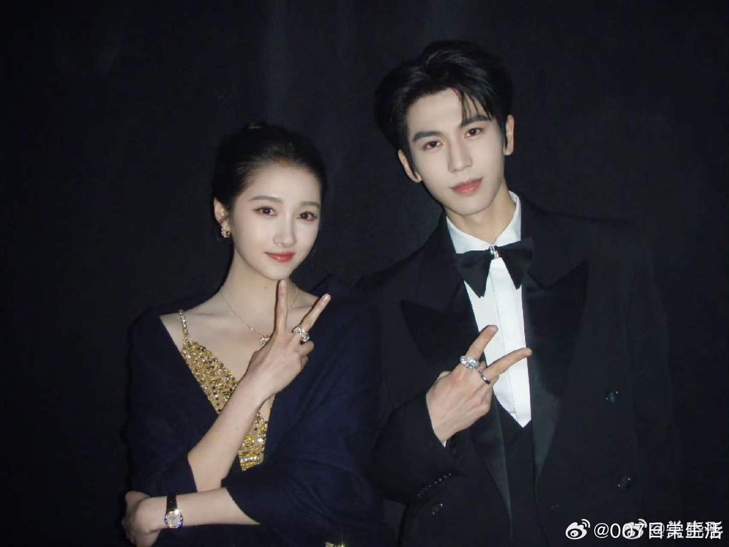 关晓彤白玉兰晒照关晓彤张凌赫比耶合照 关晓彤白玉兰晒照！ 