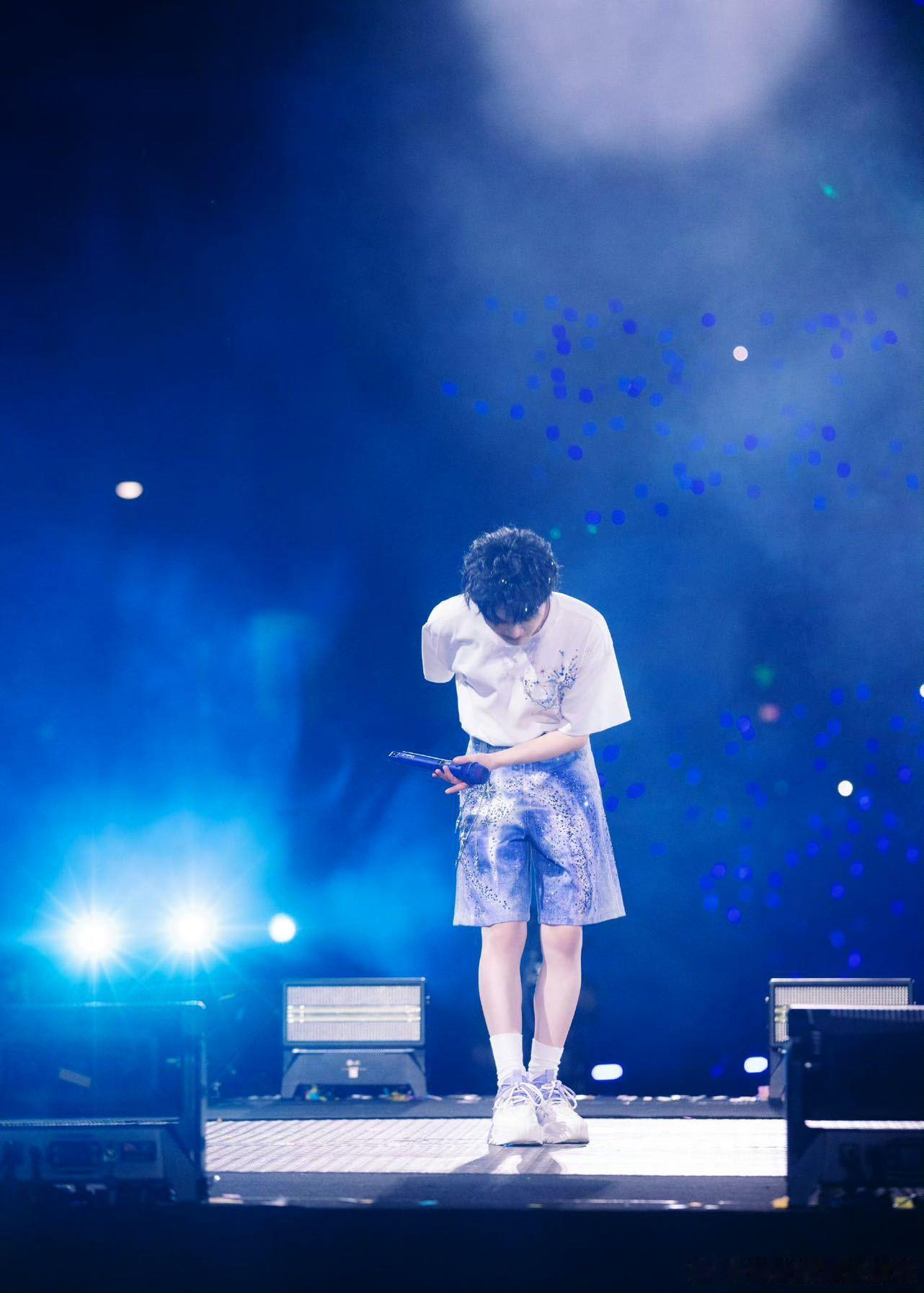 周深呼和浩特演唱会倒计时 期待周深呼和浩特“限定曲”的安排，每站的限定曲都是贴合