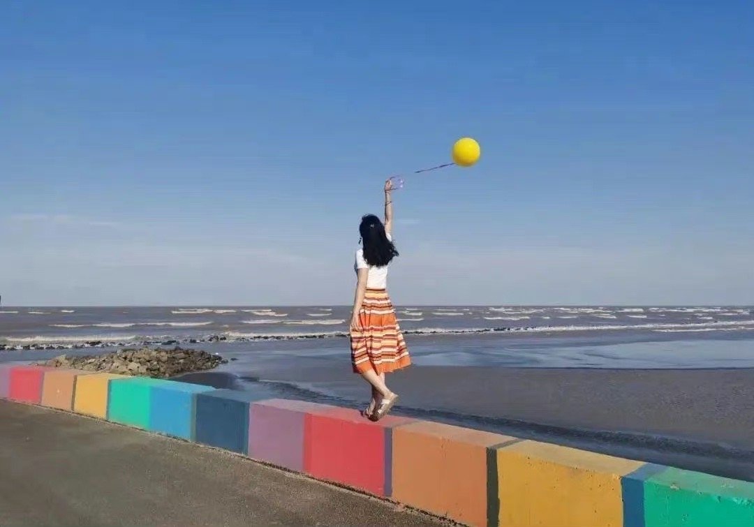 你须把受委屈当做生活，而从委屈中咂摸出一点甜味来，好使你还肯活下去。——老舍《四