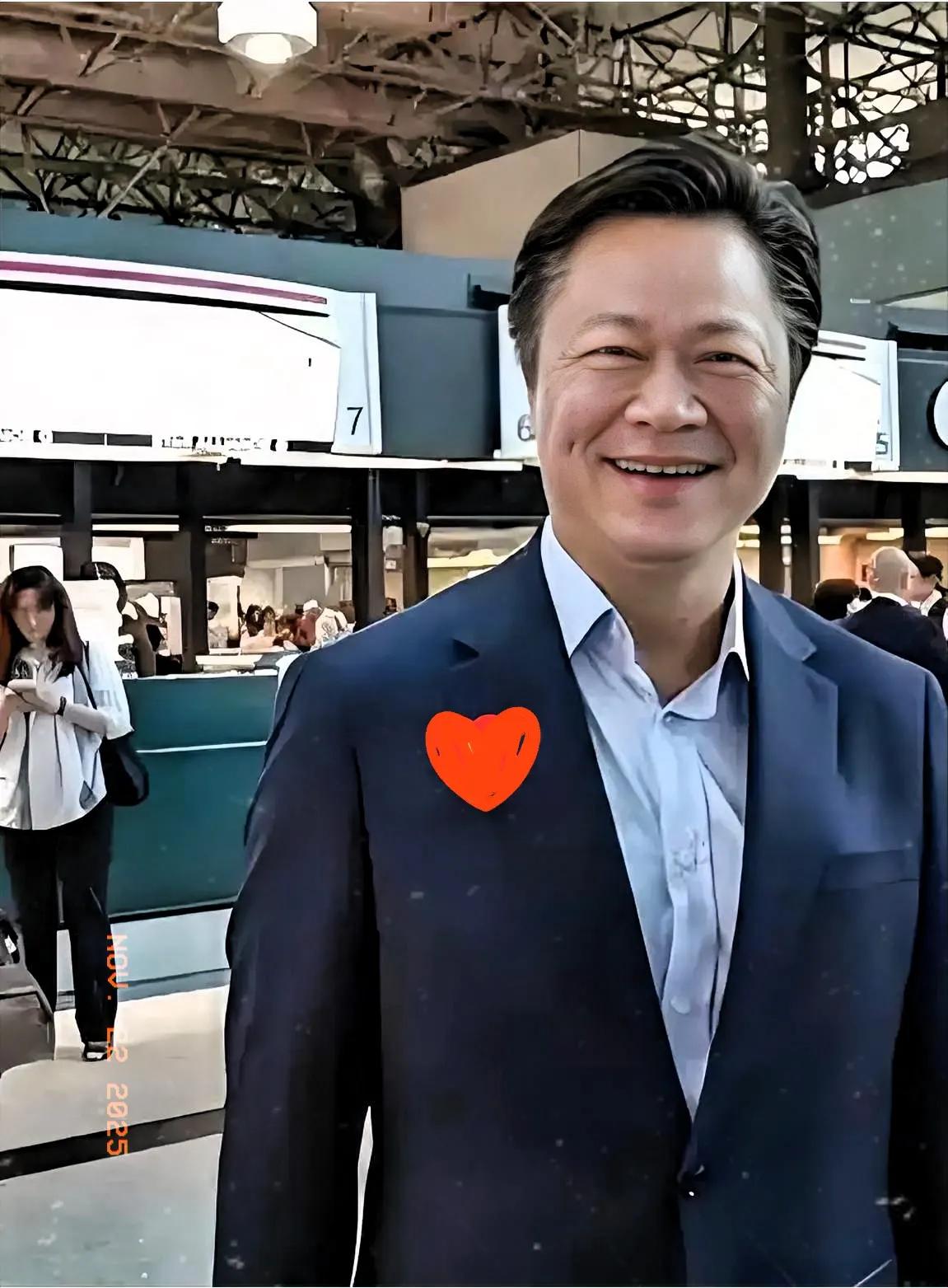 赖岳谦被辞退后，脸上满是愁容，看着就没精气神。而且辞职后过了好一阵子，他也没找到