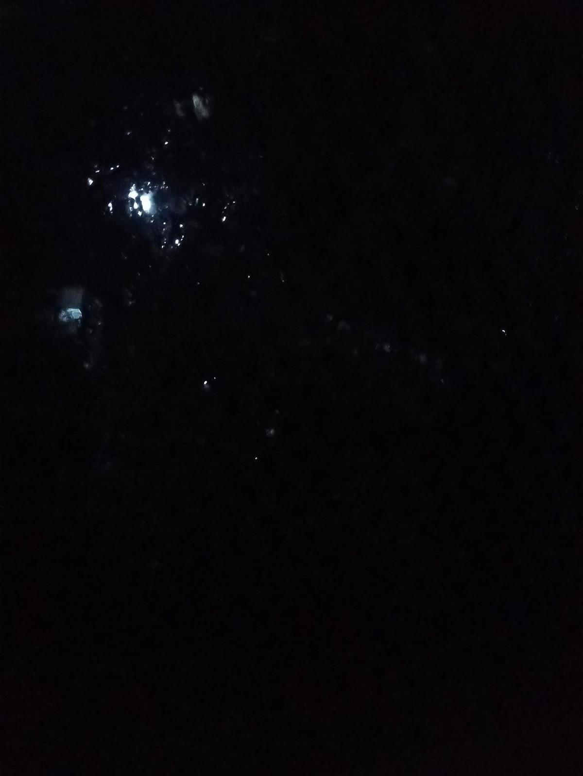 台风夜，上海，半夜11点。
院子里的灯晃得跟鬼火似的。雨是横着扫过来的。
我本来