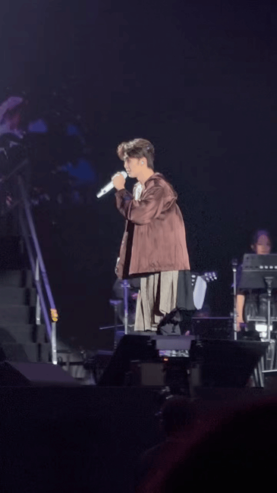 谁家艺人演唱会上滑轮滑啊 王赫野这波操作属实是把舞台玩明白了！踩着轮滑还能保持气