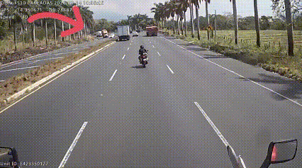 这位摩托骑手实在是太倒霉了，这种情况的突发交通事故，是谁也无法避免的，只能希望这