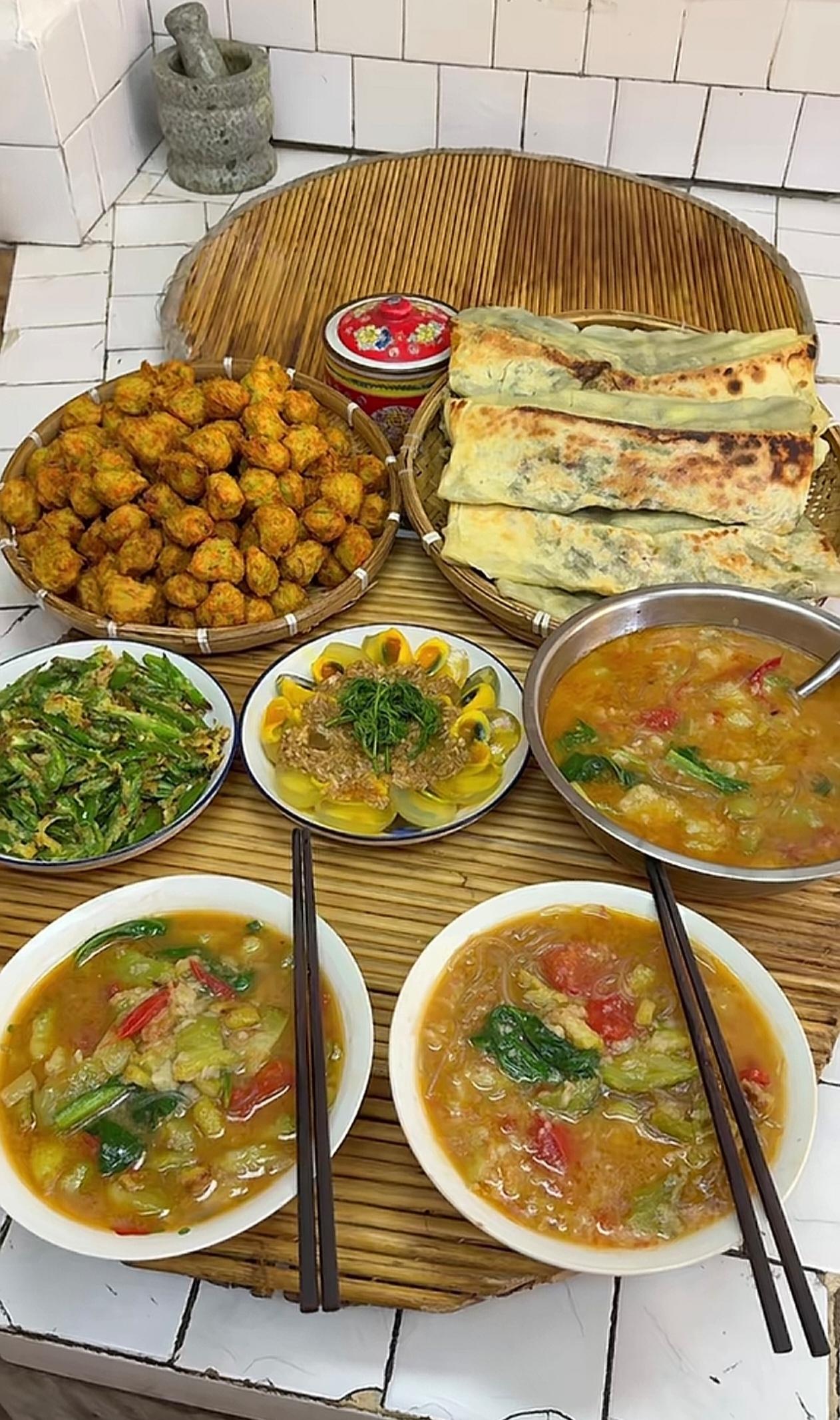 回农村看大娘，一上桌就被这桌土灶饭香到了！
        没有花里胡哨的调料，