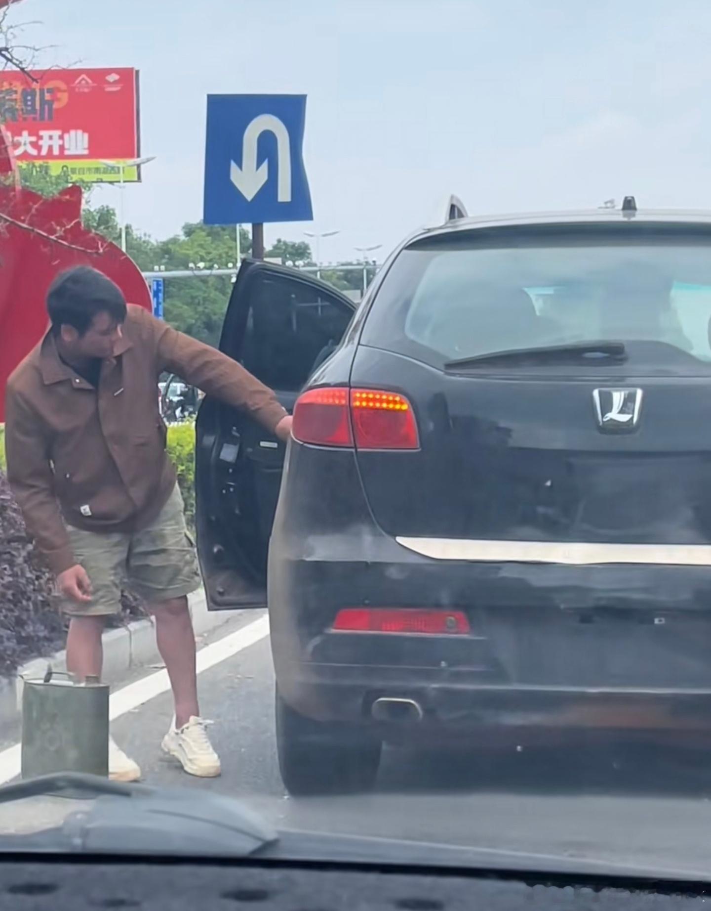 纳智捷果然是加油站战略合作伙伴[允悲] 
