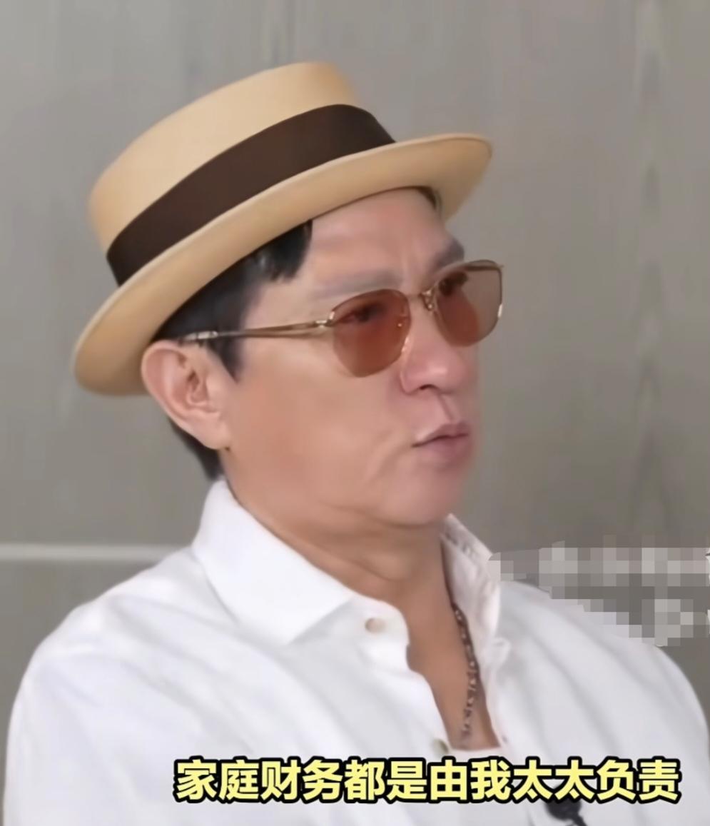 张家辉坦诚分享了自己的家庭生活:“家庭财务都是由我太太负责，日常各种开支 我不太