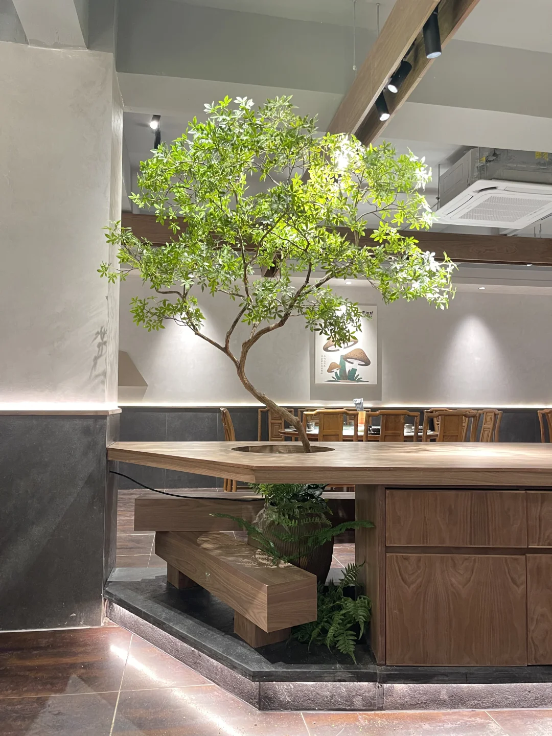侘寂风餐厅设计！仿真绿植让空间呼吸起来