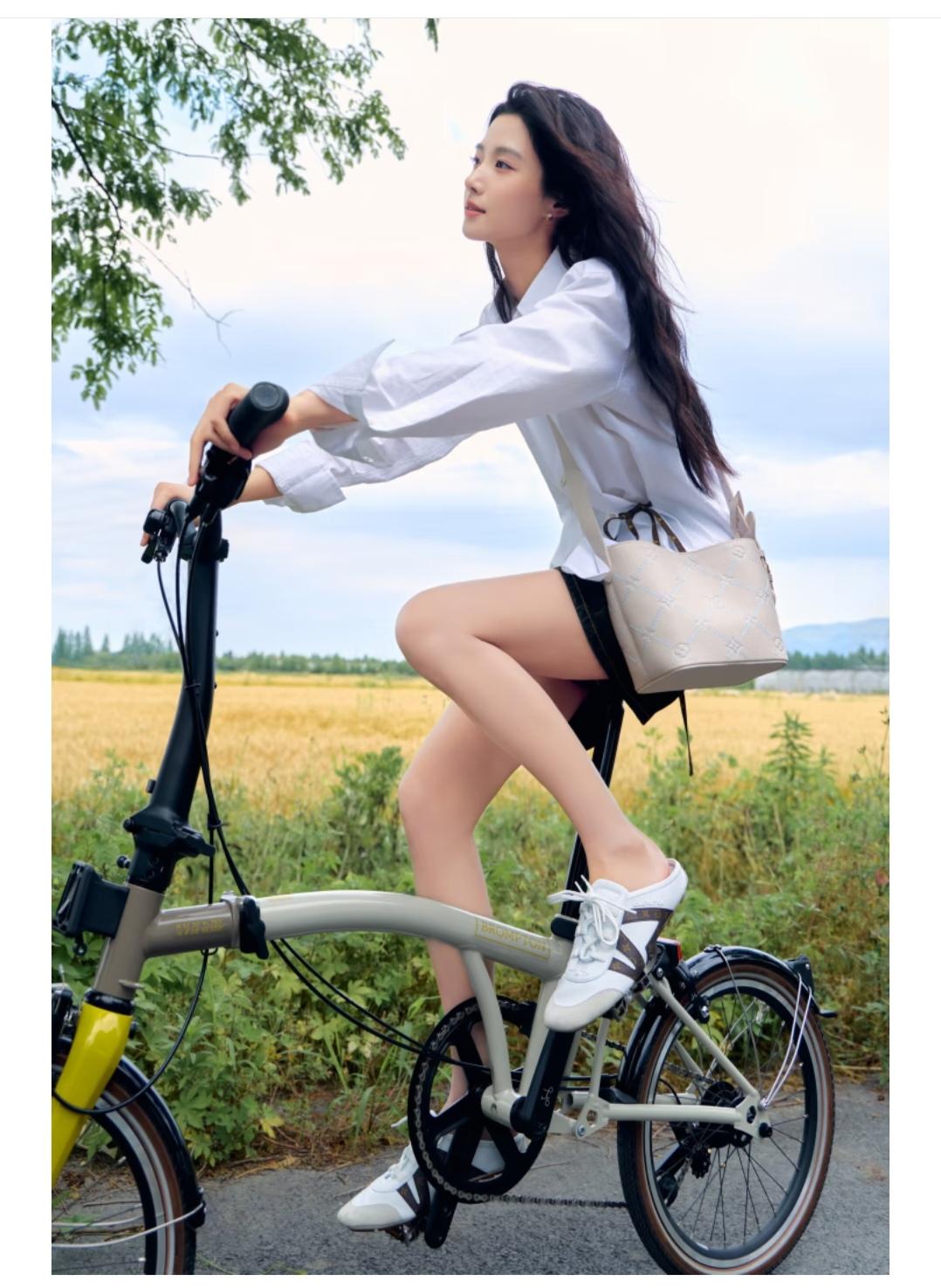 长发，白衬衣，单车，就连脚上的鞋子也那么经典。