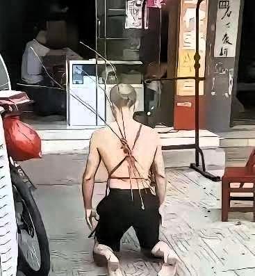 荆州男子沉迷赌博，偷走父母杂货铺30多万养老钱全部输光，被赶出家门。三伏天他背着