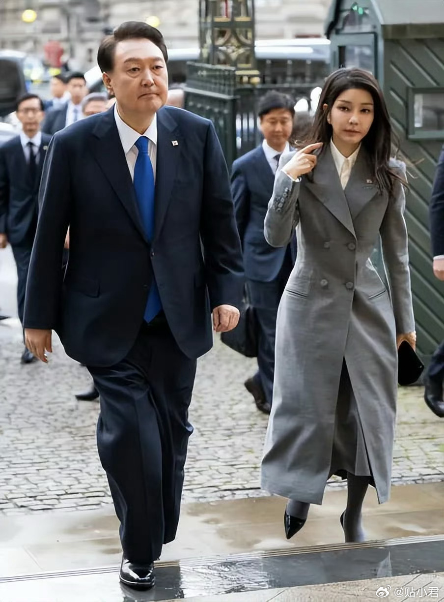 韩国总统尹锡悦和夫人金建熙抵达英国后，英国王室举行了皇家盛典迎接前来访问的尹锡悦