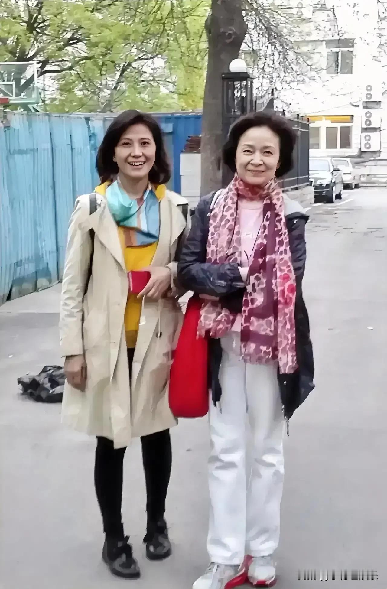 右边的是演员刘莉莉，左边的这位是谁啊？齐肩短发，看上去气质很好。