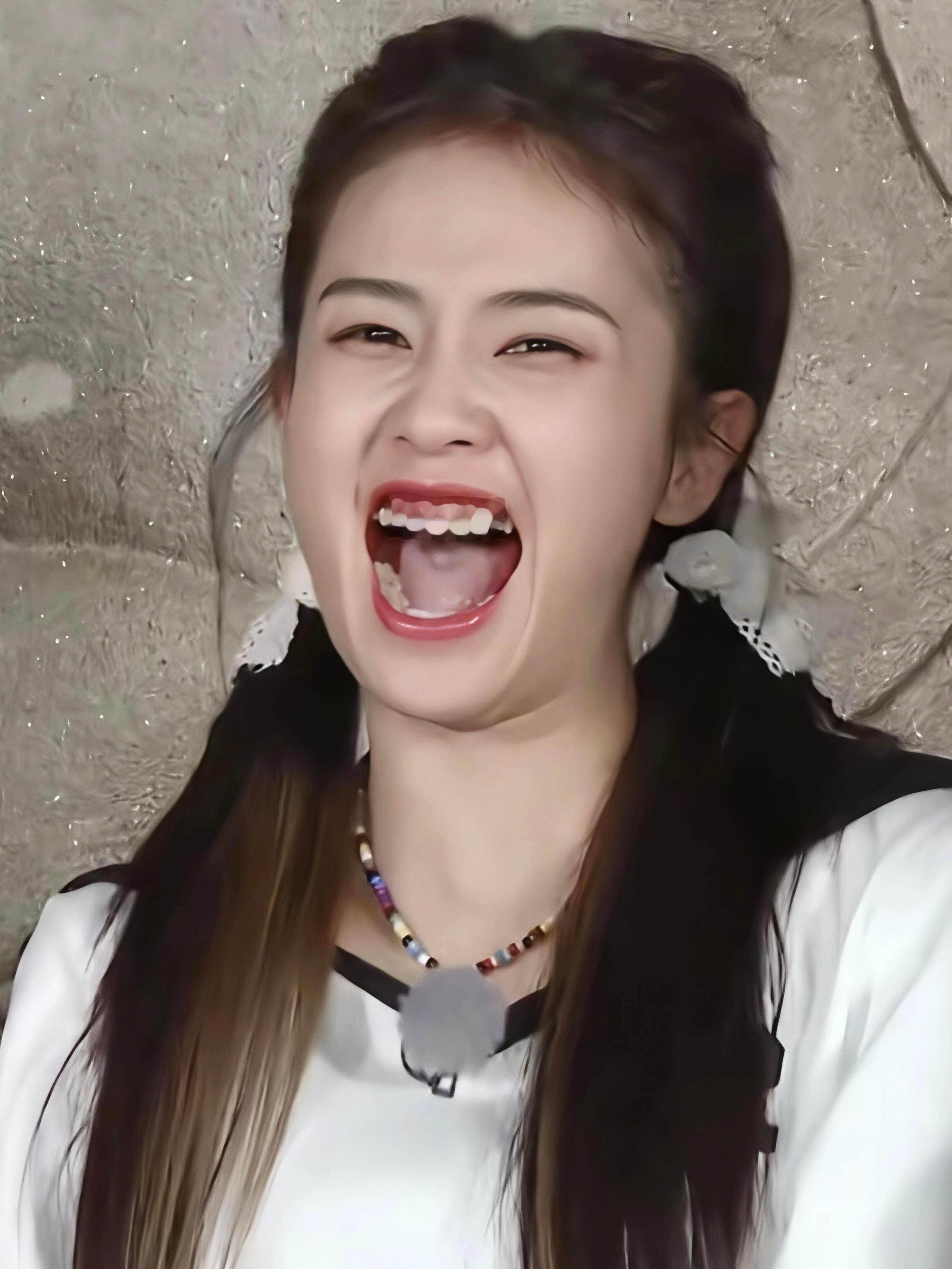 白鹿 迪丽热巴笑起来真的很不一样，太有感染力了 