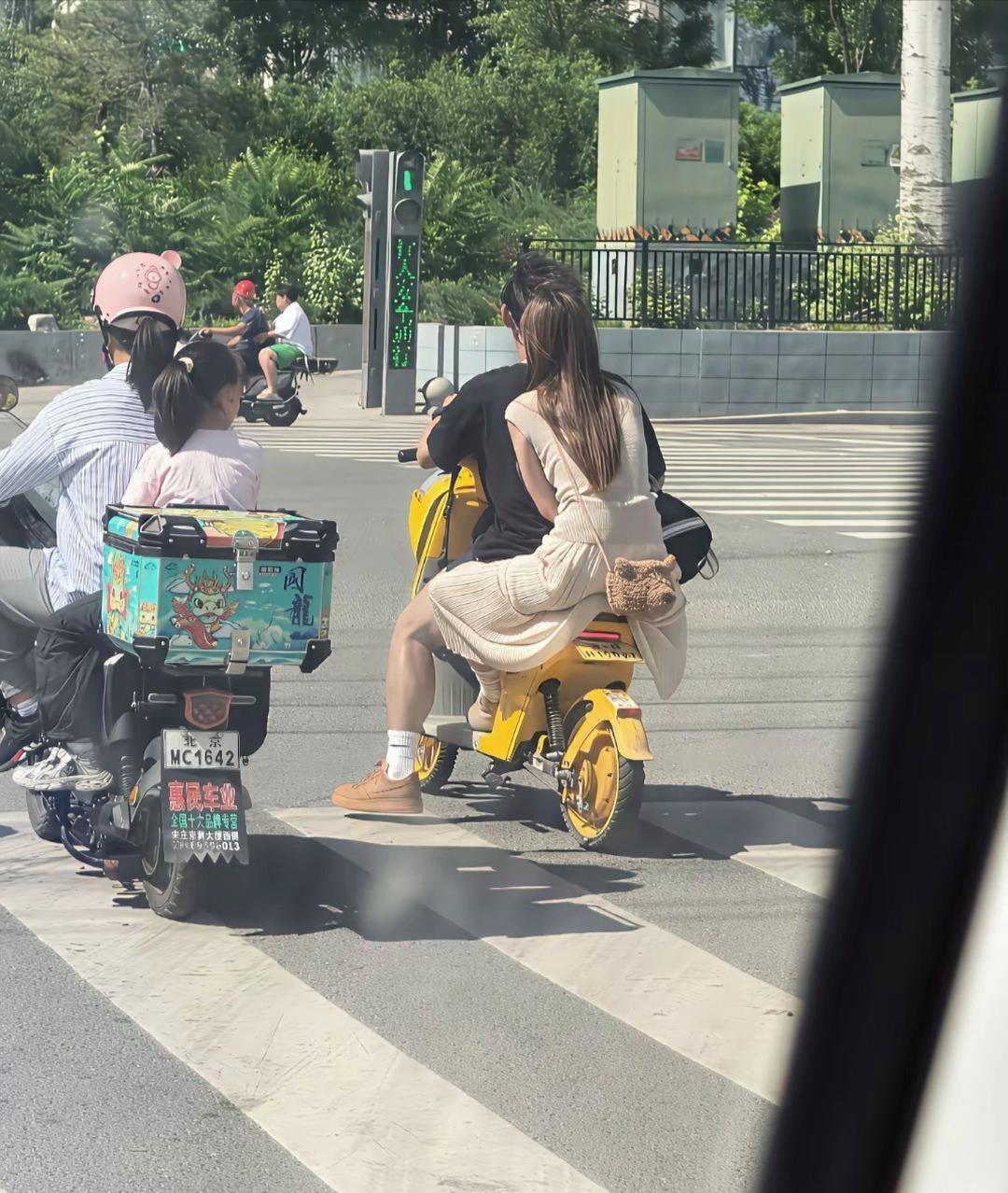 第一眼吓我一跳！
还以为女生长了一双大粗腿，
有多少人和我一样看错了？