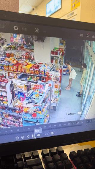 这俩女孩在干嘛呢？
她们看起来好像是在用手机自拍短视频？
或是直播跳舞？
不过她