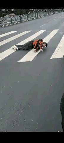 这个年轻人躺在路上，痛苦的呻吟着，身体不由自主的抽搐着，令人奇怪的是，站在旁边的