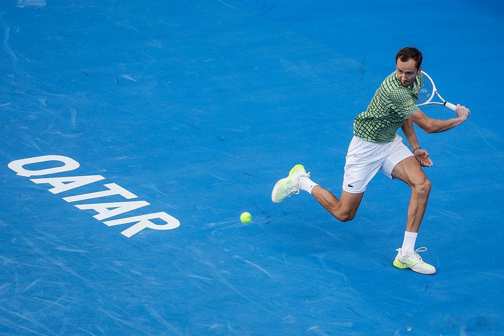 ATP500卡塔尔埃克森美孚公开赛第二轮焦点对决，西西帕斯凭借一次破发优势，以6