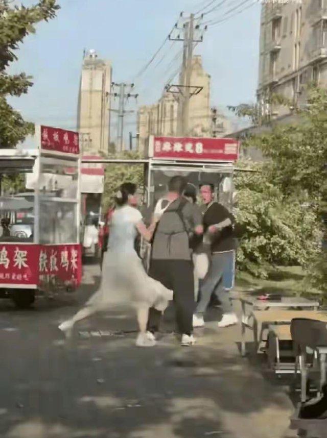 女人当众脱掉内裤套在男人脖子上！真是世界之大，什么人都有啊！早上刷到一段视频，心