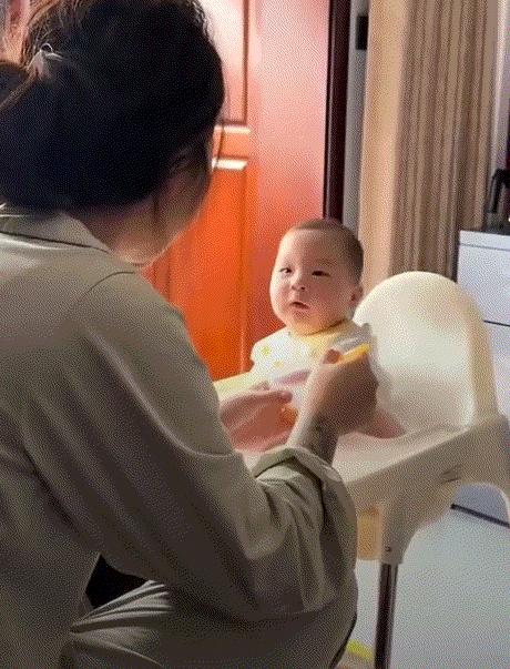 山东，一宝妈第一次喂六个月大的宝宝辅食米粉，不料妈妈刚把食物送到孩子嘴里，孩子尝