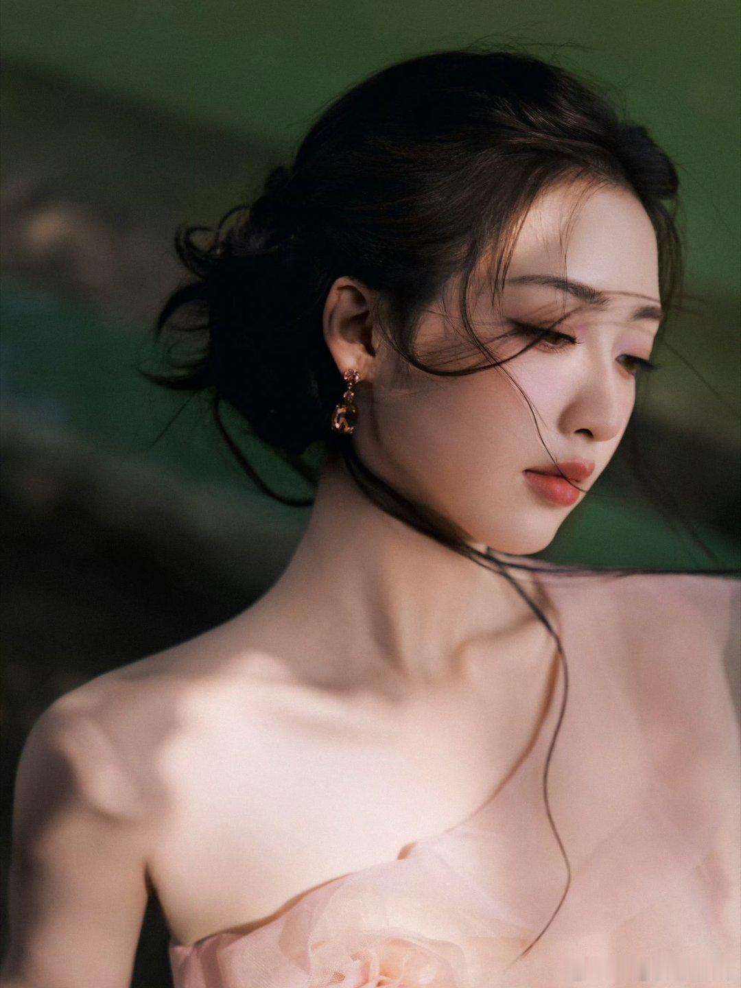 邓恩熙11岁至21岁的颜值变化感觉像是亲眼看着她从小姑娘变成女主角，眉眼间那股倔