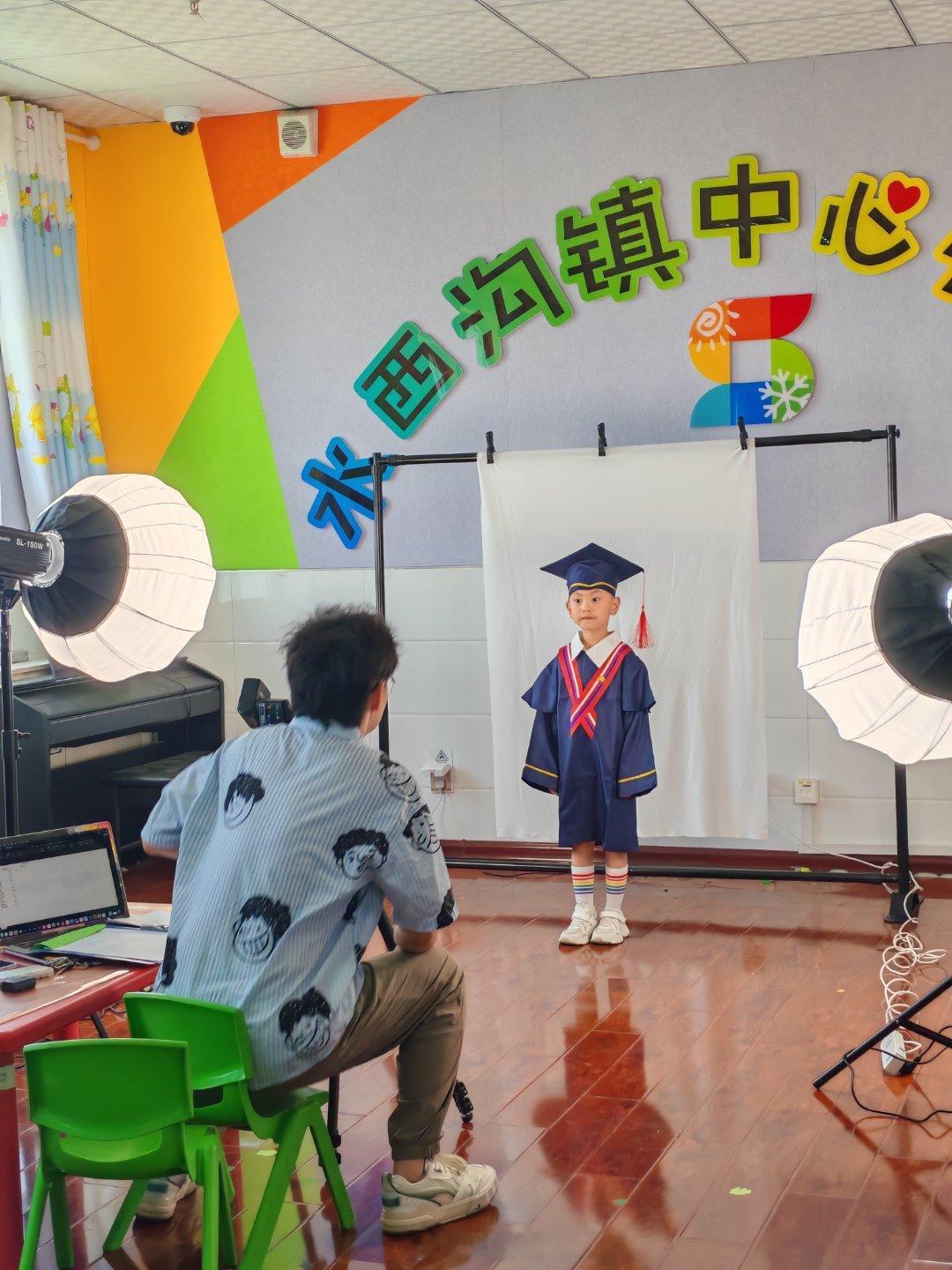 水西沟镇中心幼儿园毕业照拍摄收工今天的孩子王就当到这里吧~小卢篮球世界新疆约拍乌