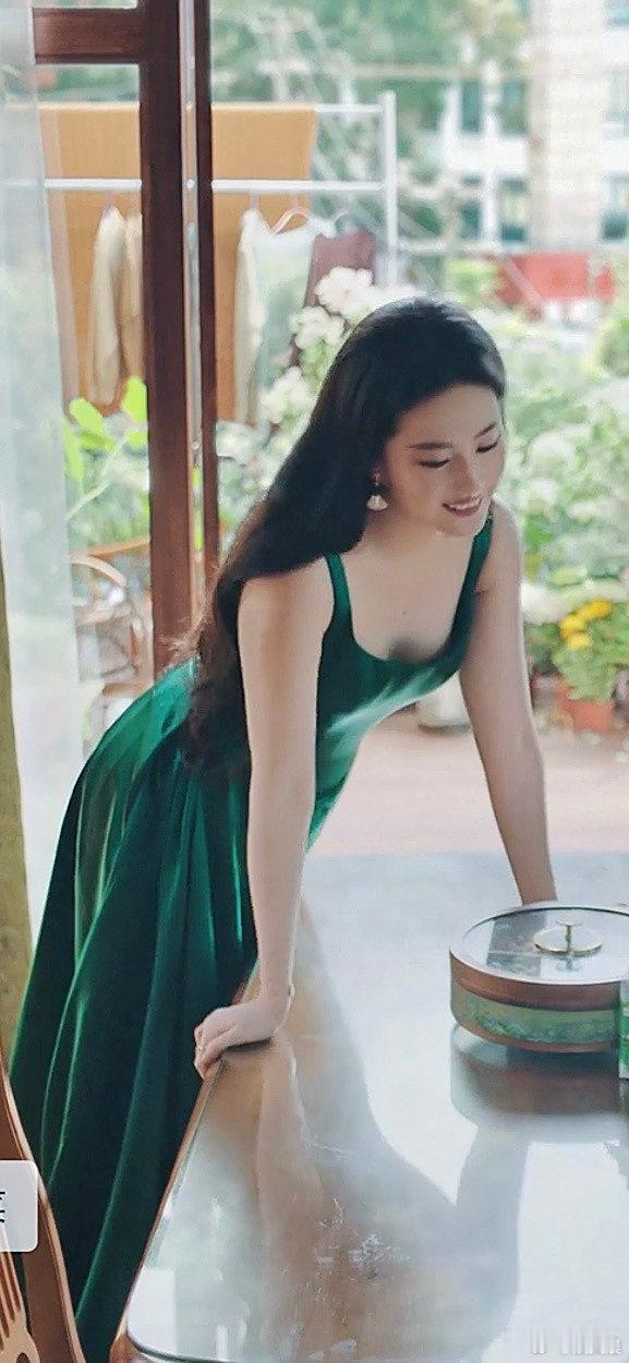 刘亦菲的韵味真是刻在骨子里！清冷中带着灵动，一举一动都透着独特的气质，越品越有味