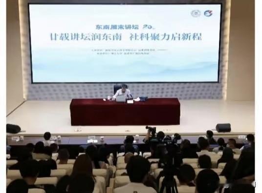 尽管有人不断诋毁，仍挡不住易中天魔力爆棚！最近受邀福建图书馆搞讲座！连做两场，听