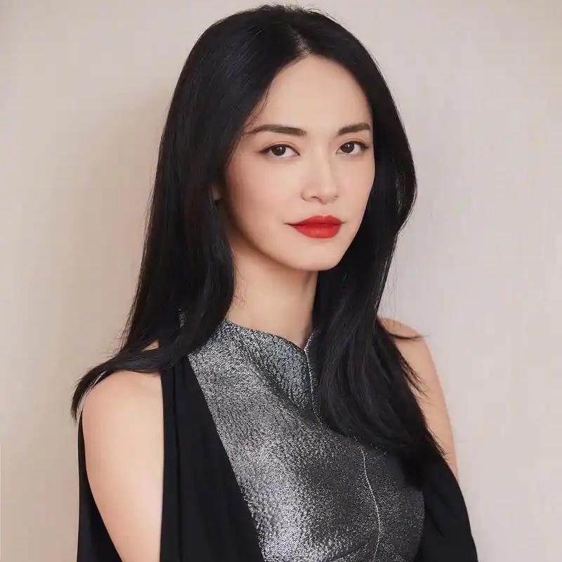 姚晨有过两段婚姻。

第一段婚姻是和凌潇肃。她24岁结婚，31岁离婚，维持了七年