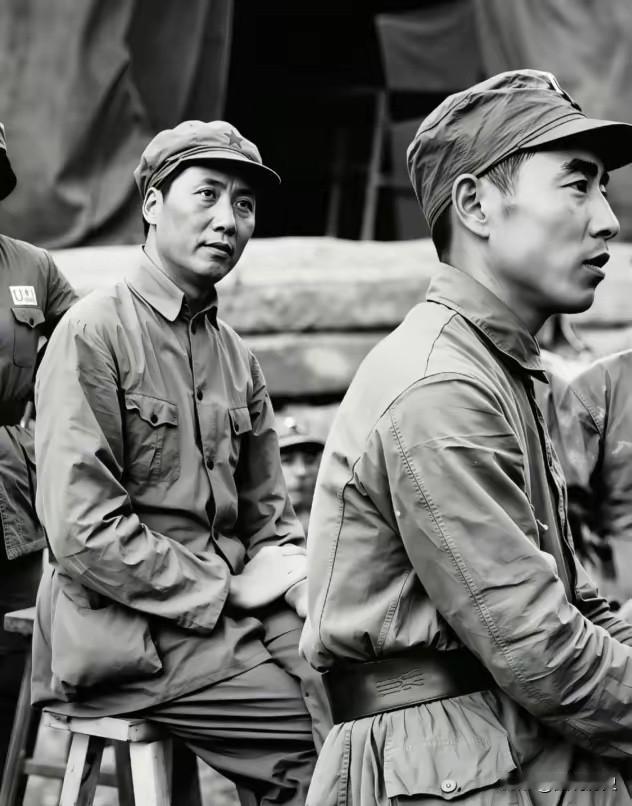 一张珍贵历史老照片！

1937年1月，教员来到抗大授课期间，他坐在台下的一个板