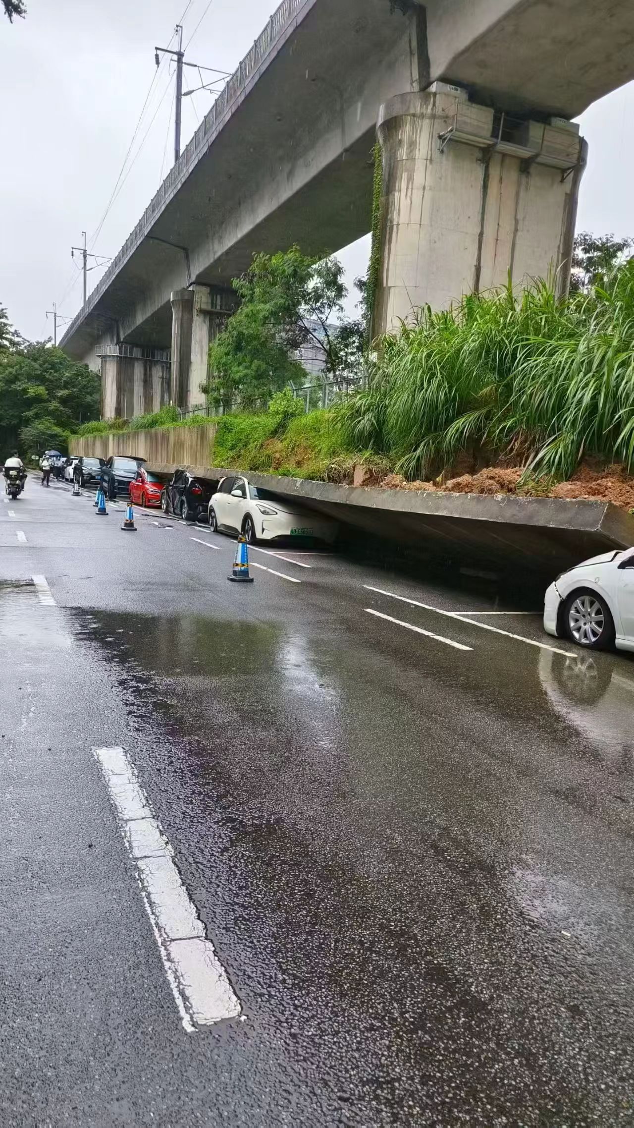平时停车经验＋1，看来停在一个高大的车旁边，比如MPV、越野车等，还是有好处的。