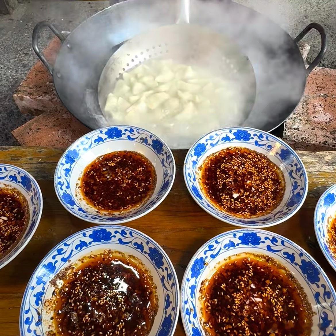 红油里打滚的胖水饺，皮薄得能看见粉嫩肉馅！猜猜这是什么？当当！是四川钟水饺，甜酱