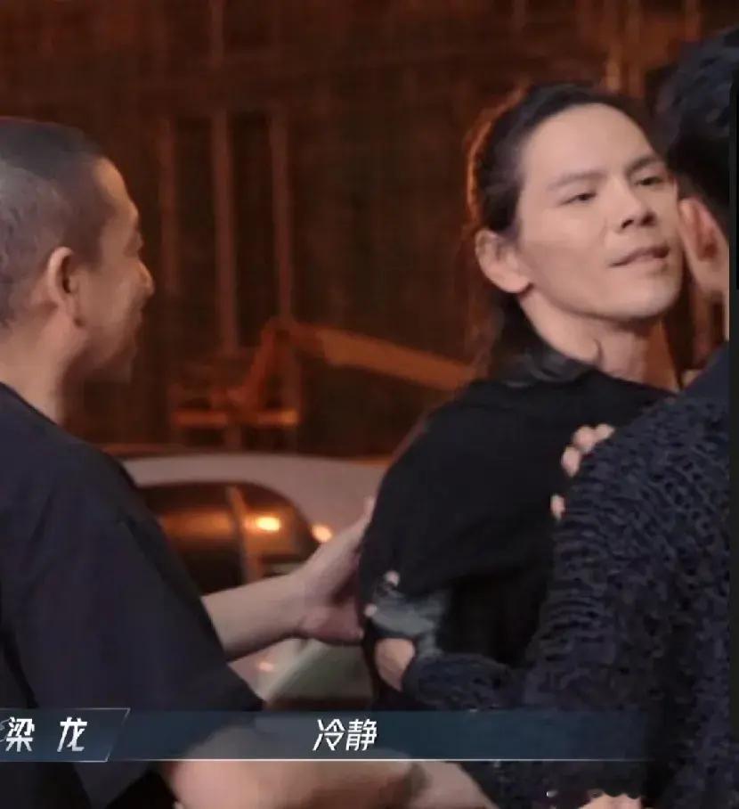 向佐真的没想到！8月16日，向佐突然发文宣布退出《披荆斩棘的哥哥》，因为节目没有