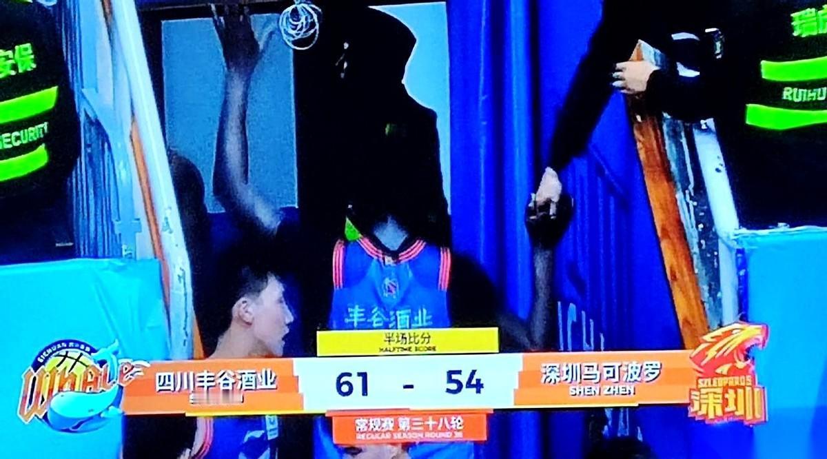 四川打深圳那场球，半场就把天给捅破了。
记分牌上挂着个61比54，一帮人对着看了