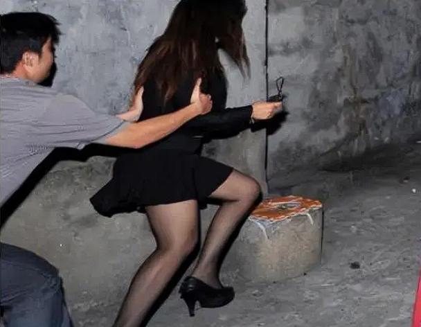 广西桂林，男子找了一名失足女，两人正要进行不法行为，门外传来了急促的脚步声，接着